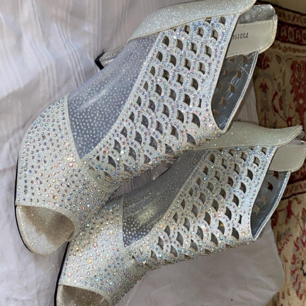 Pierre Dumas White Peep-Toe Heels with Crystallized Texture